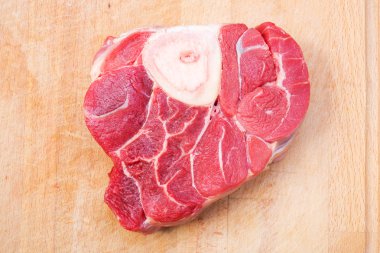 çiğ Dana ossobuco üzerinde farklı açılardan et ossobuco görüntülerin beyaz background.series izole parçası