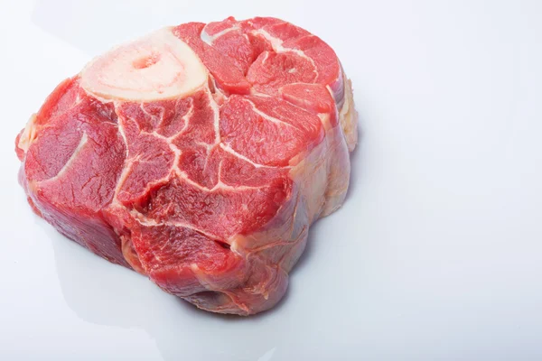 çiğ Dana ossobuco beyaz zemin üzerinde bir parça