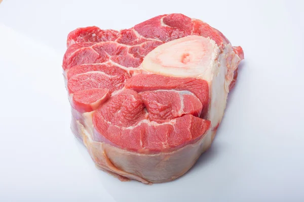 Ein Stück rohes Rindfleisch mit Knochen in der Mitte — Stockfoto