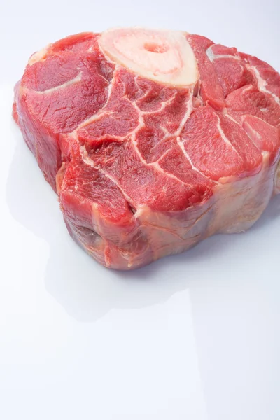 Pedaço de carne crua ossobuco isolado em fundo branco. série de imagens de diferentes ângulos de carne ossobuco — Fotografia de Stock