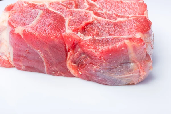 Ein Stück rohes Rindfleisch mit Knochen in der Mitte — Stockfoto