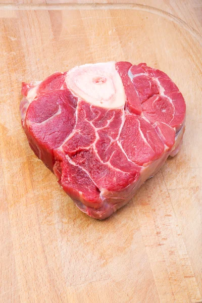 원시 쇠고기 ossobuco의 조각입니다. 고기 — 스톡 사진
