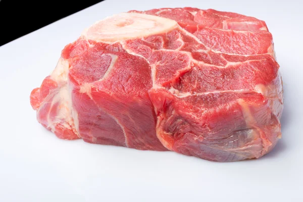 Ein Stück Rohes Rindfleisch Ossobuco Auf Schwarzem Hintergrund — Stockfoto