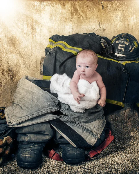 Bebek şapka ve dokulu arka plan firemans Boot