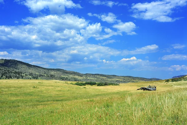 Güzel bir alanda buğday Colorado eski Tarım makineleri — Stok fotoğraf