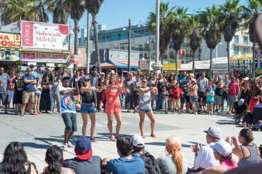 Venedik, bize-Ekim 5, 2014: venice beach boardwalk mi 2.5 mil 