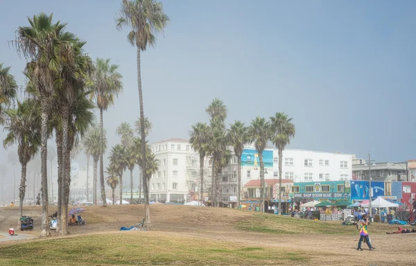 Venezia, USA-5 ottobre 2014: Shoppers walking along Venice Beach — Foto Stock