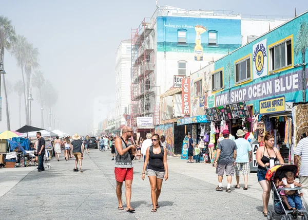 Venedik, bize-Ekim 5, 2014: Venedik plaj boyunca yürüyüş alışveriş 