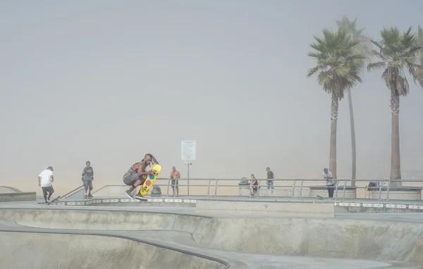 Venice, US-October 5, 2014: skateboarders on a misty morning at — Stock Photo, Image