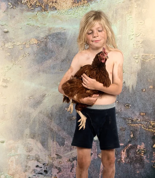 Грязный ребенок смотрит на свою курицу-2 Стоковое Фото
