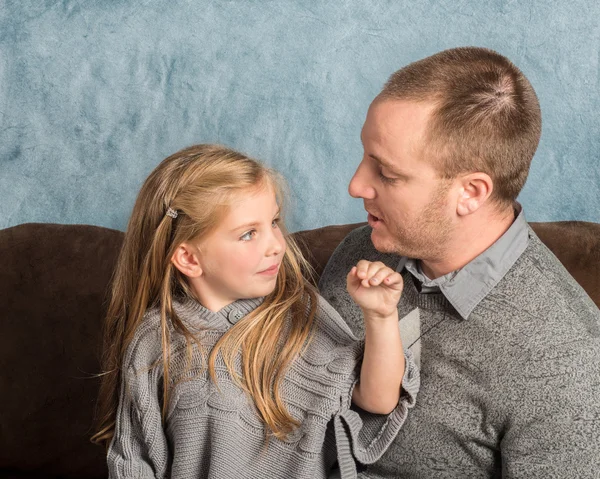 Vader praten met zijn meisje — Stockfoto