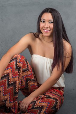 uzun siyah saçlı güzel genç kadın