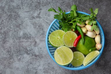 Mavi plastik sepette taze yemek malzemesi.