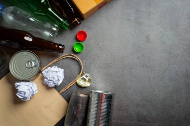 Karanlık zemine bir sürü çöp saçılmıştı..