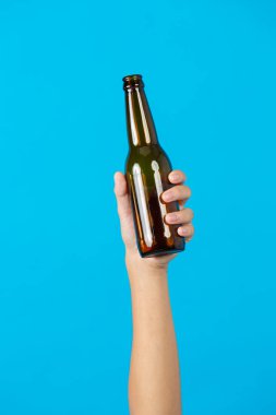 Mavi arka planda el ele tutuşma şişesi