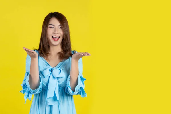 Beautiful Asian Woman Pointing Hand Empty Space Aside Yellow Background — Foto Stock