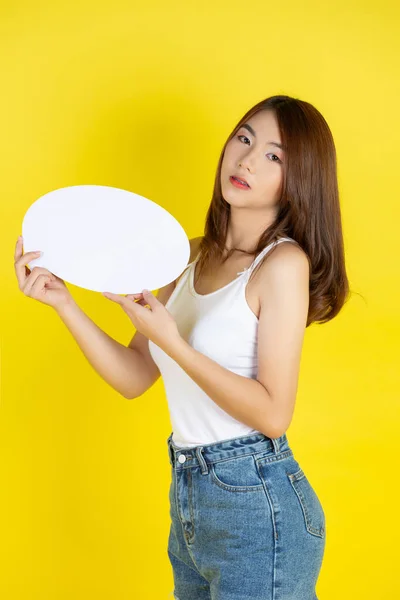 Beautiful Asian Woman Holding Looking Speech Bubble Empty Space Text — 图库照片