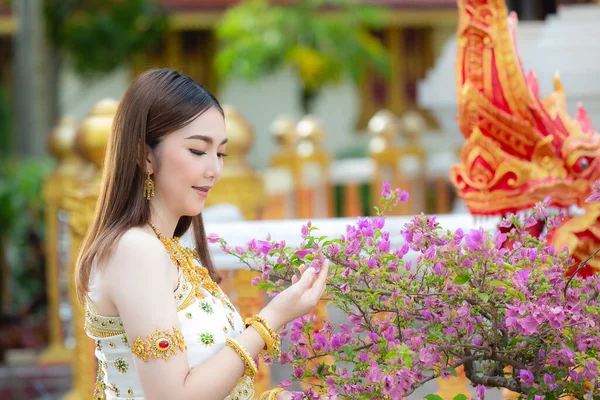 Bela Mulher Tailandês Roupa Tradicional Sorrindo Templo — Fotografia de Stock