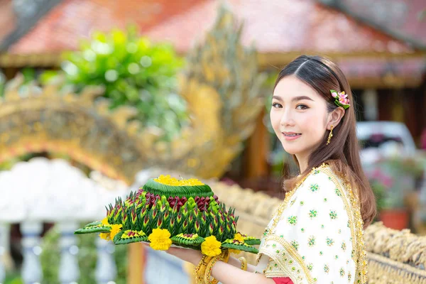 Mulher Ásia Tailandês Vestido Tradicional Segurar Kratong Festival Krathong Loy — Fotografia de Stock