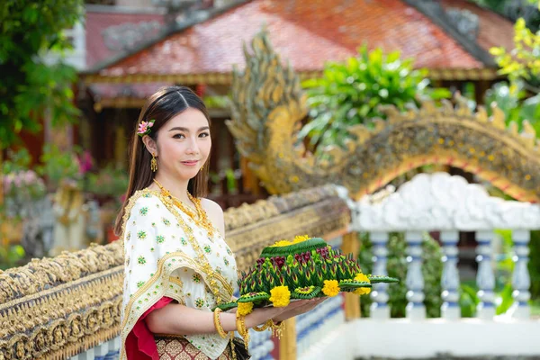 Wanita Asia Berpakaian Tradisional Thailand Memegang Kratong Loy Krathong Festival — Stok Foto