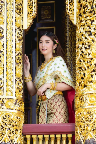 Όμορφη Γυναίκα Thai Παραδοσιακή Στολή Χαμογελώντας Και Στέκεται Στο Ναό — Φωτογραφία Αρχείου