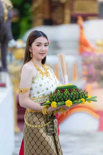 Asie Žena Thajských Šatech Tradiční Hold Kratong Loy Krathong Festival — Stock fotografie