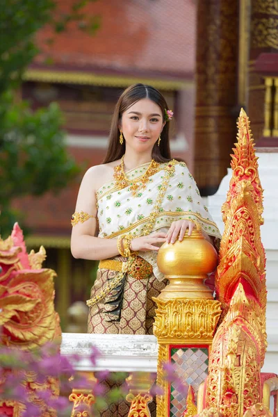 Όμορφη Γυναίκα Thai Παραδοσιακή Στολή Χαμογελώντας Και Στέκεται Στο Ναό — Φωτογραφία Αρχείου