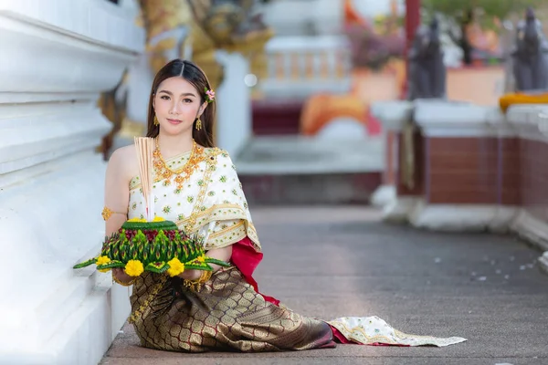 Asia Woman Thai Dress Traditional Hold Kratong Loy Krathong Festival — Foto Stock
