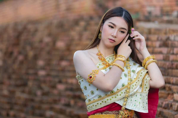 Beautiful Woman Thai Traditional Outfit Smiling Standing Temple — Stockfoto