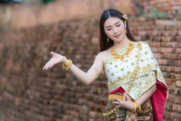 Beautiful Woman Thai Traditional Outfit Smiling Standing Temple — Stockfoto