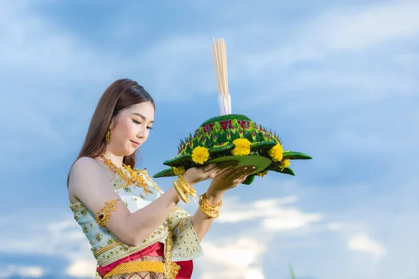 Asia Woman Thai Dress Traditional Hold Kratong Loy Krathong Festival — Stockfoto