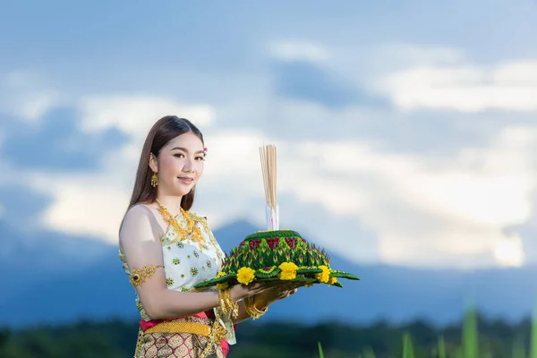 Mulher Ásia Tailandês Vestido Tradicional Segurar Kratong Festival Krathong Loy — Fotografia de Stock