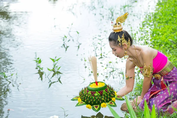 Asien Kvinna Thailändsk Klänning Traditionell Hålla Kratong Loy Krathong Festival — Stockfoto