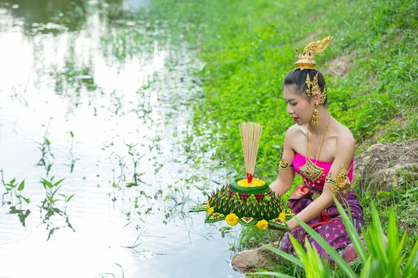 Asia Woman Thai Dress Traditional Hold Kratong Loy Krathong Festival — ストック写真