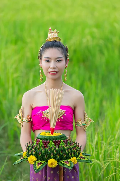 Mulher Ásia Tailandês Vestido Tradicional Segurar Kratong Festival Krathong Loy — Fotografia de Stock