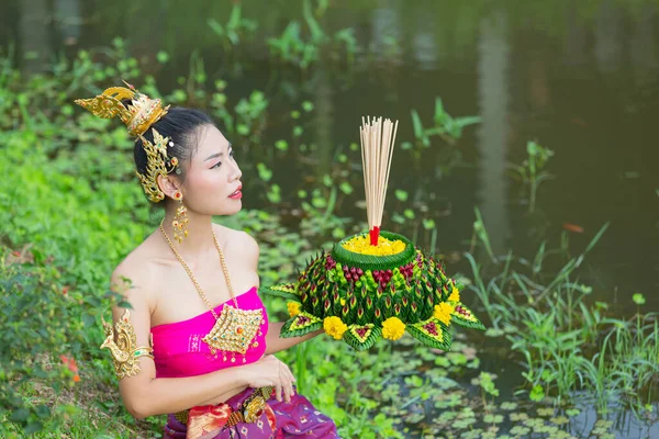 Mulher Ásia Tailandês Vestido Tradicional Segurar Kratong Festival Krathong Loy — Fotografia de Stock