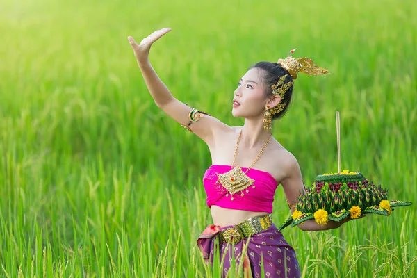 Ασιάτισσα Γυναίκα Ταϊλανδέζικο Φόρεμα Παραδοσιακή Λαβή Kratong Φεστιβάλ Loy Krathong — Φωτογραφία Αρχείου