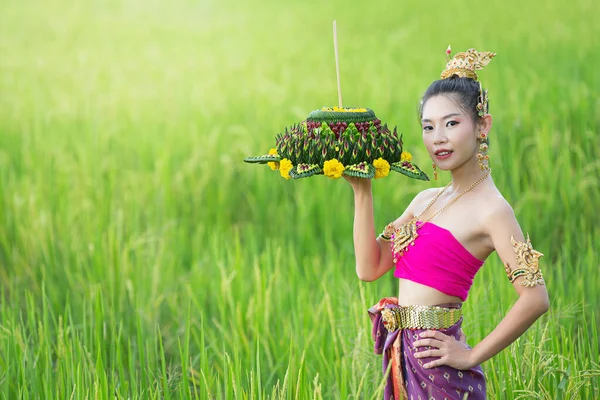 Loy Krathong Festival Woman Thai Traditional Outfit Holding Decorated Buoyant — Stockfoto