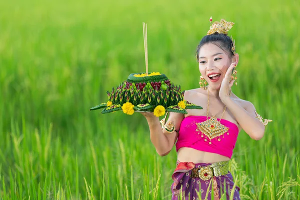 Mulher Ásia Tailandês Vestido Tradicional Segurar Kratong Festival Krathong Loy — Fotografia de Stock