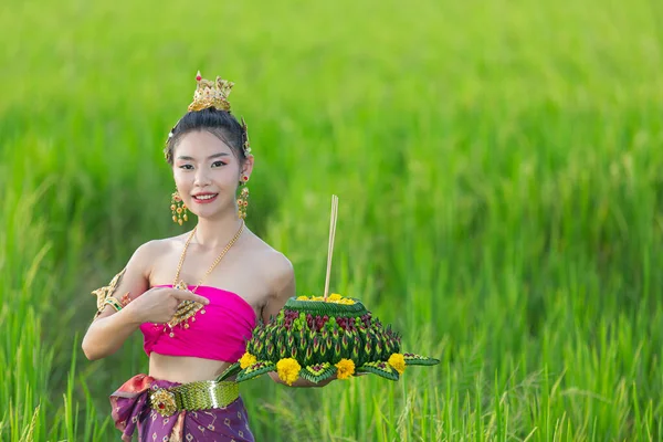 Mulher Ásia Tailandês Vestido Tradicional Segurar Kratong Festival Krathong Loy — Fotografia de Stock