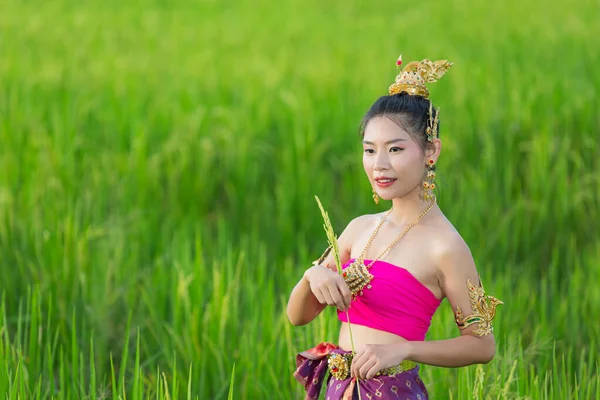 Hermosa Mujer Tailandés Traje Tradicional Sonriendo Pie Templo — Foto de Stock