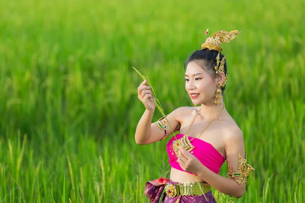 Beautiful Woman Thai Traditional Outfit Smiling Standing Temple — Stock fotografie