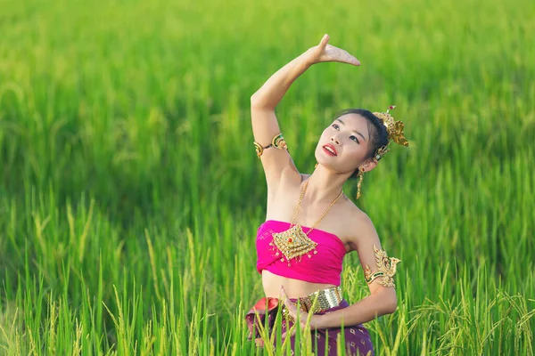 Beautiful Woman Thai Traditional Outfit Smiling Standing Temple — Stock Photo, Image