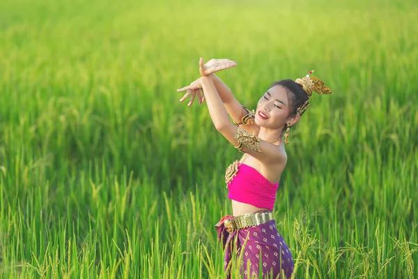 Beautiful Woman Thai Traditional Outfit Smiling Standing Temple — Foto Stock