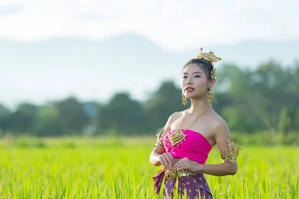 Bela Mulher Tailandês Roupa Tradicional Sorrindo Templo — Fotografia de Stock