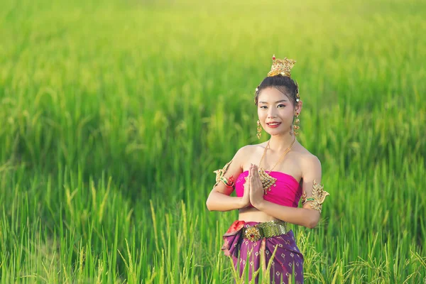 Beautiful Woman Thai Traditional Outfit Smiling Standing Temple — Stockfoto