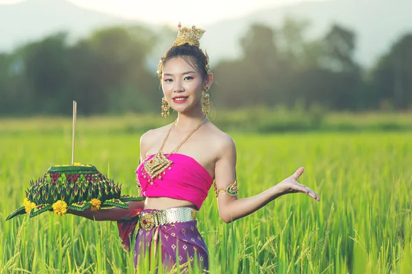 Asie Žena Thajských Šatech Tradiční Hold Kratong Loy Krathong Festival — Stock fotografie