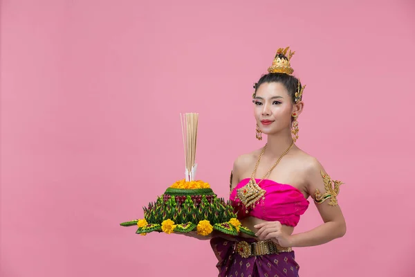 Loy Krathong Festival Kobieta Tajskim Tradycyjnym Stroju Gospodarstwa Ozdobione Bojant — Zdjęcie stockowe