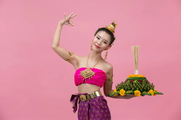 Loy Krathong Festival Woman Thai Traditional Outfit Holding Decorated Buoyant — Fotografia de Stock