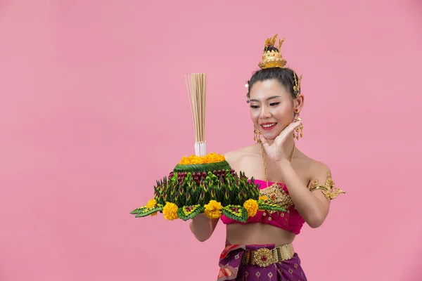 Loy Krathong Festival Woman Thai Traditional Outfit Holding Decorated Buoyant — Stock Fotó
